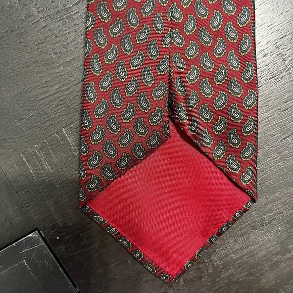 Red Classic Men Patterned Tie Classic Wedding or Business Tie - Picture 3 of 4